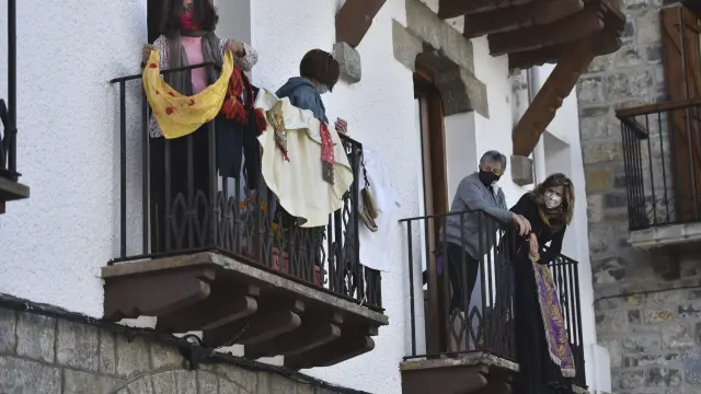 La 50ª edición del Día del Traje Ansotano se ha celebrado en los balcones.