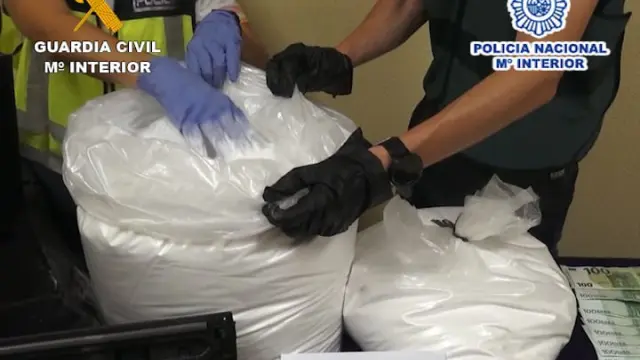 Se han intervenido 1.200 gramos de cocaína, 23 kilogramos de sustancia para adulterar la droga, 150.000 euros en efectivo, 6 vehículos y otros efectos.