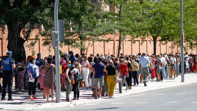 Largas filas de profesores para hacerse la prueba de la covid en Madrid.