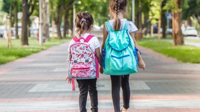 La Asociación Española de Pediatría recomienda que el peso de la mochila no supere el 10-15% del peso del niño.