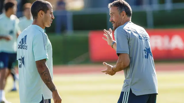El entrenador de la selección española de fútbol, Luis Enrique (d) conversa con el centrocampista, Thiago Alcántara