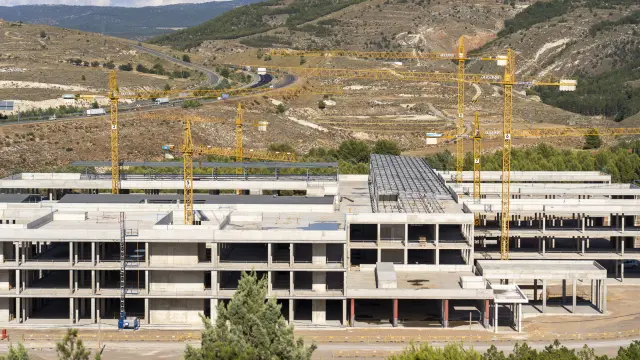 obras del nuevo hospital de Teruel con la autovia A 23 de fondo. Foto Antonio Garcia/Bykofoto. 13/08/20 [[[FOTOGRAFOS]]] [[[HA ARCHIVO]]]