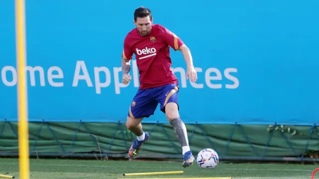El jugador del FC Barcelona Leo Messi en el entrenamiento de este lunes en la Ciudad Deportiva Joan Gamper