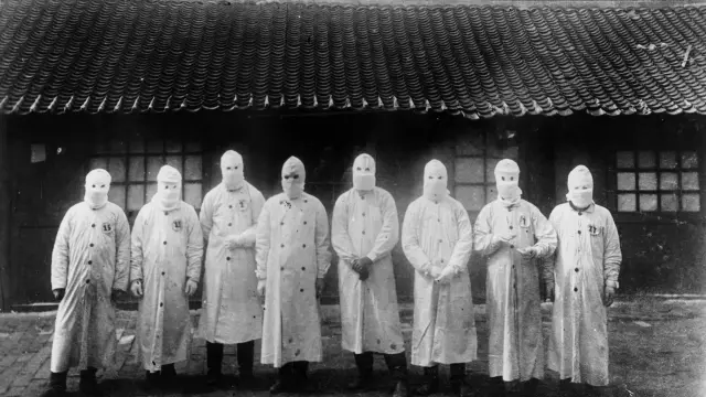 Manchuria (China) en 1911. La Tercera Pandemia de Peste golpeó el mundo entre 1894 y 1959. Fue la primera en ser fotografiada.