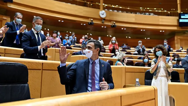Pedro Sánchez recibe el aplauso de la bancada socialista tras comparecer en el Senado para informar sobre la evolución y gestión de la pandemia.