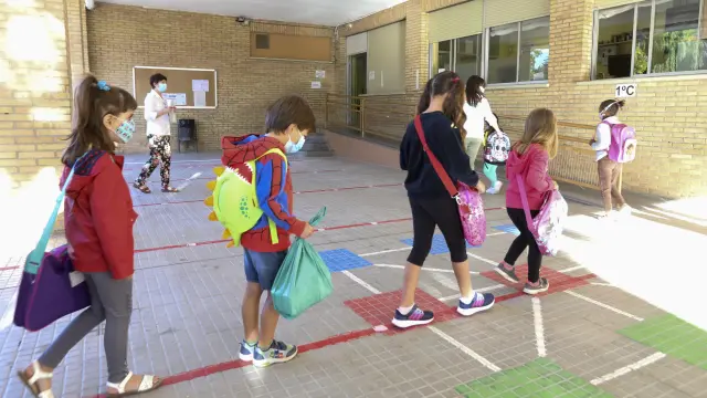 Vuelta al cole de alumnos de 1º de Primaria en el colegio Sancho Ramírez de Huesca