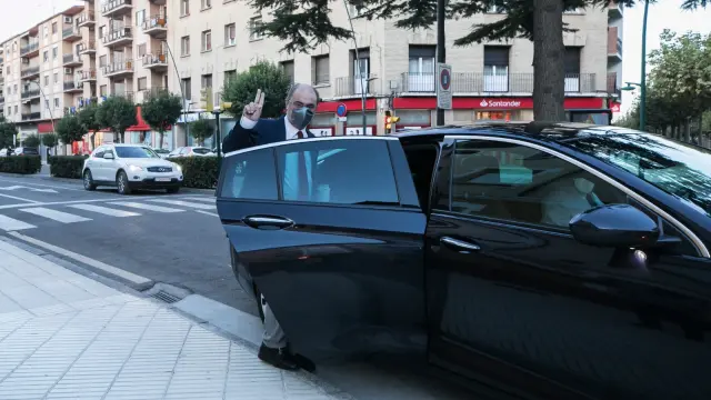 El presidente de Aragón, Javier Lambán, sube al vehículo oficial.