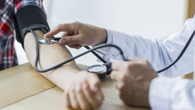 Los investigadores examinaron la tasa de tres tipos de presión arterial alta en relación con el porcentaje de tejido graso en las piernas de casi 6.000 adultos.