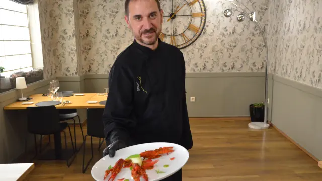 David Baldrich, de La Senda, con el plato de chillicrab de cangrejo de río con tomate seco y albahaca.