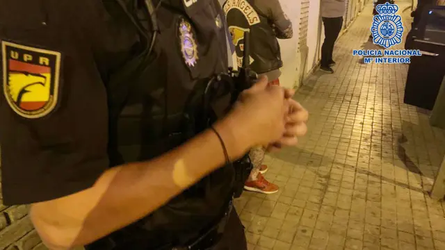 Un momento de la intervención policial, en la calle Emilio Ostalé Tudela del Oliver.