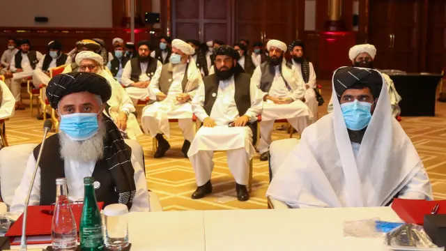 Miembros de la delegación de los talibanes, en la mesa de negociación de Doha.