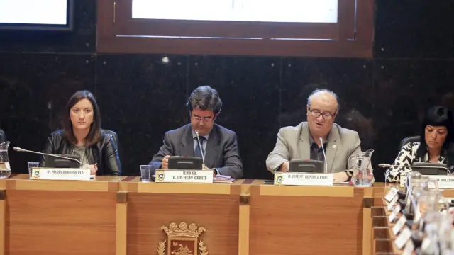 El alcalde de Huesca, Luis Felipe, entre María Rodrigo y José María Romance durante un pleno.