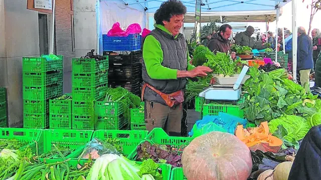 Javier Mánez en su puesto del mercado agroecológico