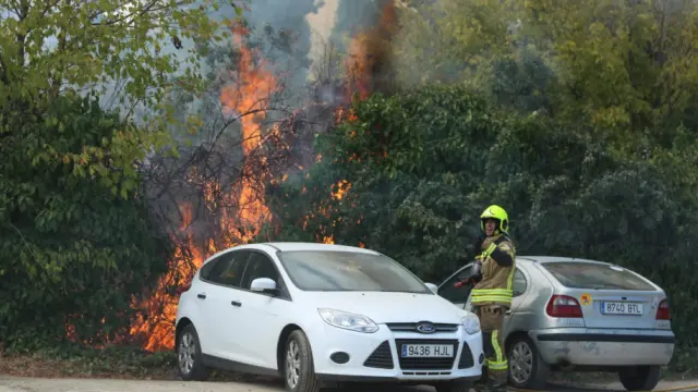 Las llamas han afectado a algunos vehículos, matorral y unas vallas publicitarias