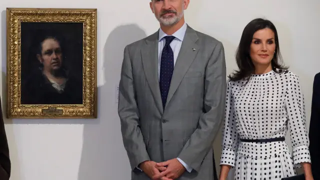 Los Reyes de España, don Felipe y doña Letizia (en la foto junto a un autorretrato de Goya), recibirán hoy el Premio Extraordinario HERALDO 125 Aniversario