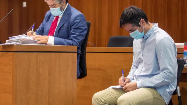 El acusado Rodrigo Lanza revisa las notas que ha leído en sus últimas palabras ante el Jurado.