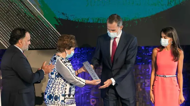 El rey Felipe VI recibe el Premio Extraordinario HERALDO 125 Aniversario de manos de la presidenta editora de HERALDO, Pilar de Yarza.