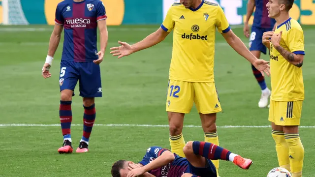 Borja García se duele de un golpe en la cara ante Bodiger.