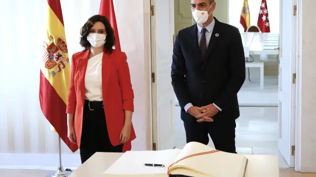 El presidente del Gobierno, Pedro Sánchez, con la presidenta de la Comunidad de Madrid, Isabel Díaz Ayuso.