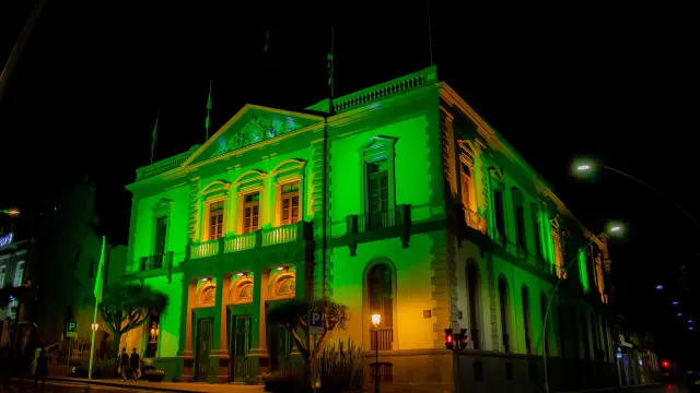 Edificio iluminado en verde en Santa Cruz de Tenerife en homenaje a los farmacéuticos.
