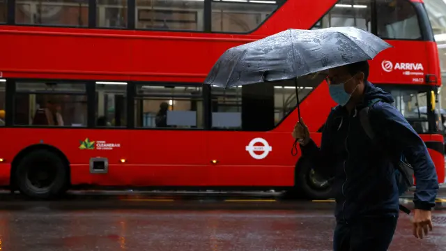 Un hombre con un paraguas en Londres.