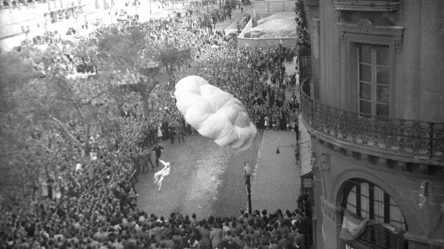 James Will, en paracaídas en la plaza del Pilar en 1952