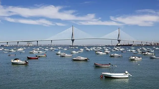 Panorámica de uno de los puentes cortados en Cádiz.