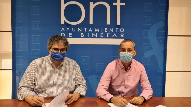 Firma del acuerdo entre el alcalde de Binéfar (derecha) y el concejal de Ciudadanos