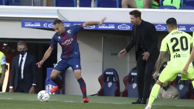Ferreiro controla la pelota ante la mirada del Cholo Simeone.