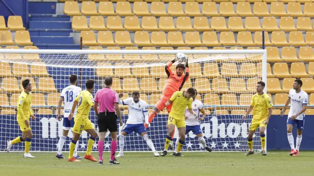 Cristian Álvarez atrapa un balón por alto volcado al área zaragocista en la recta final del partido en Alcorcón.