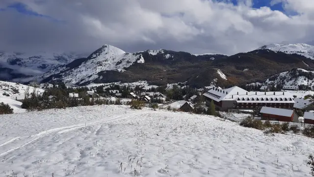 Muchos puntos del Pirineo, como Sallent de Gállego, han amanecido con importantes espesores de nieve.