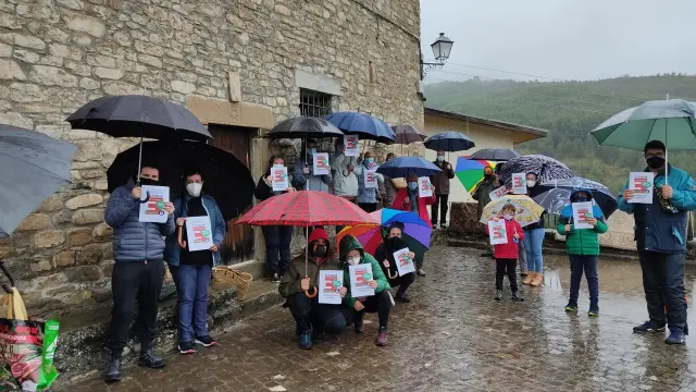 Protesta de los vecinos de Aragüés del Puerto por una sanidad rural digna.