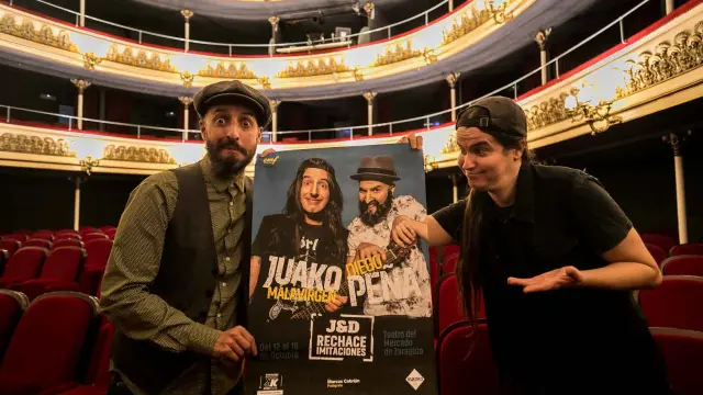 Diego Peña y Juako Malavirgen con el cartel de la obra en el Teatro Principal.
