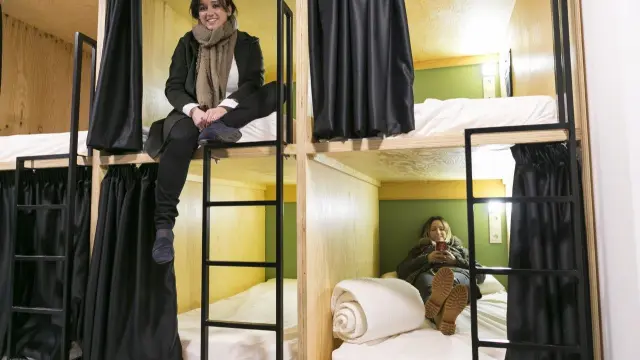 Tamara y Laura Lardiés, en las literas cápsula del nuevo hotel zaragozano