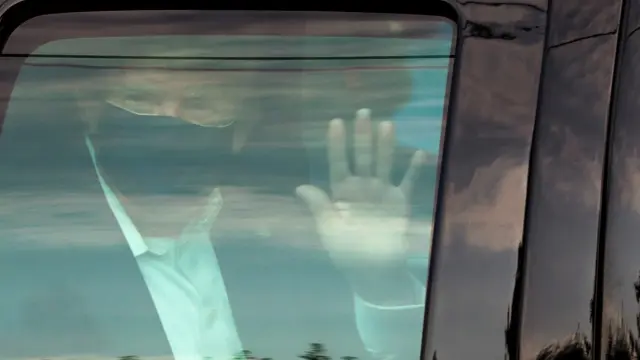 Trump salió, con mascarilla, en un coche blindado