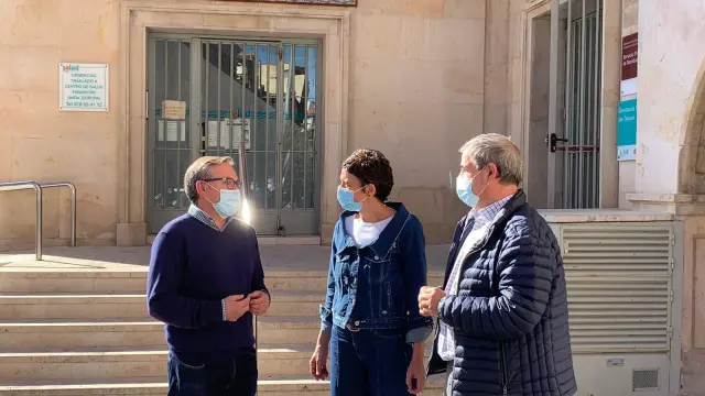 Dirigentes del PP turolense a las puertas del centro de salud del Centro Histórico de Teruel.
