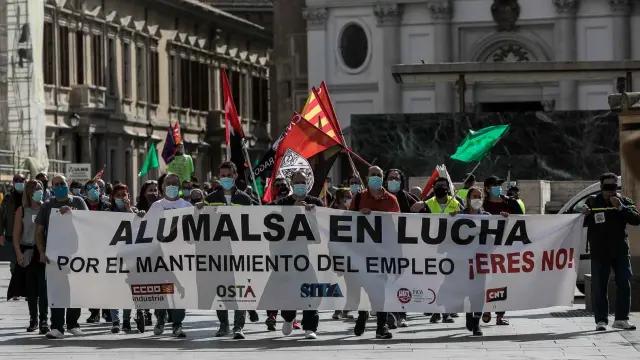 Trabajadores de Alumalsa se manifiestan en Zaragoza.