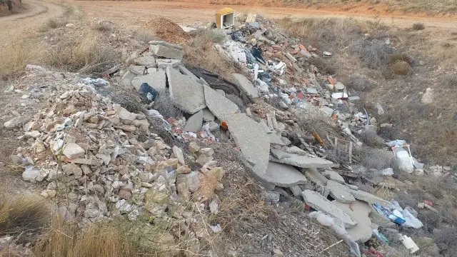 Vertido de escombros en el barrio rural de San Blas.