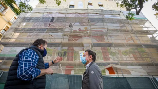 El pintor Pepe Cerdá, este viernes, conversando con el concejal de Urbanismo y Equipamientos, Víctor Serrano, ante los trabajos del nuevo mural.