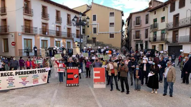 Varios cientos de personas se han concentrado en Montalbán para reclamar la reapertura de la oficina de la Seguridad Social.