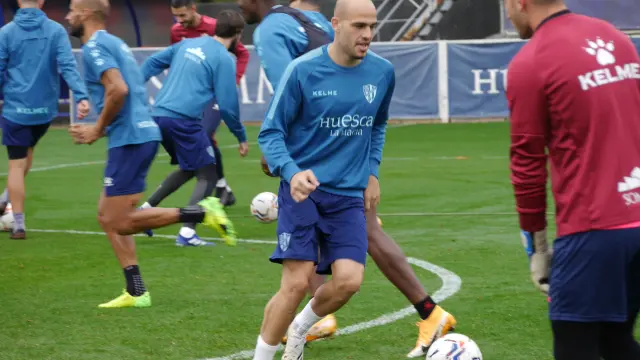 Sandro Ramírez, con el balón en sus pies durante el entrenamiento.
