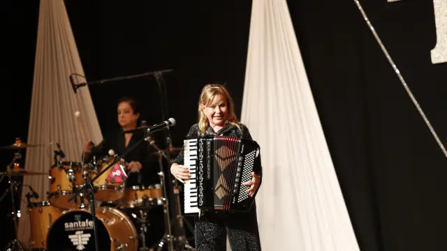 María Jesús y su acordeón interpreta ‘Los pajaritos’ en la función de ayer en Zaragoza.