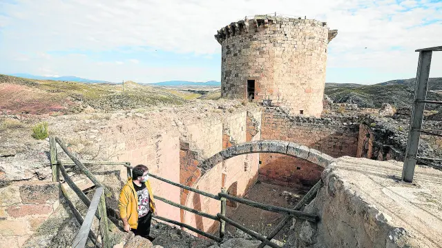 Francisco Javier Gran, en la parte alta del castillo de Mesones, cuenta particularidades de la magna construcción.