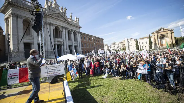 Roma (Italy), 10/10/2020.- People attend a 'No Mask' protest rally 'Marcia della Liberazione' in Rome, Italy, 10 October 2020. The sit-in protest action is held against mandatory usage of face masks in public and in general against the government's management of the coronavirus Covid19 pandemic. (Protestas, Italia, Estados Unidos, Roma) EFE/EPA/MASSIMO PERCOSSI Protest against coronavirus measures in Italy