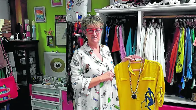 Teresa Villarroya regenta el taller tienda Quimera Artesanía en Teruel.