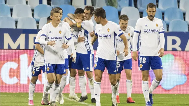 Los futbolistas del Real Zaragoza celebran el gol de Narváez en el minuto 88 que dio el triunfo por 1-0 ante el Albacete.