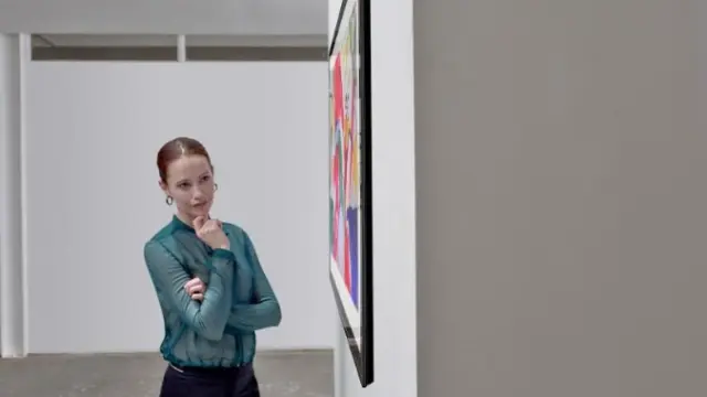 El LG GX cuenta con un modo galería que hace que el televisor parezca un cuadro colgado de la pared, pero la tecnología Oled le obliga a cambiar el contenido cada poco tiempo.