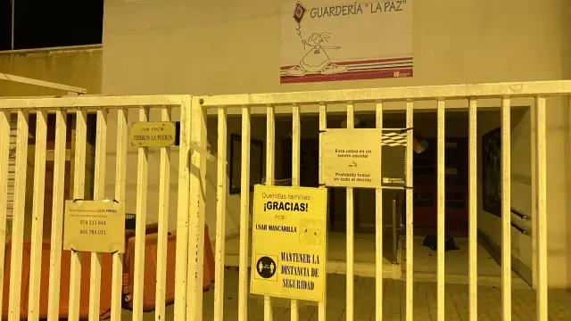 Entrada de la Escuela Infantil La Paz, de Barbastro, cerrada por coronavirus.