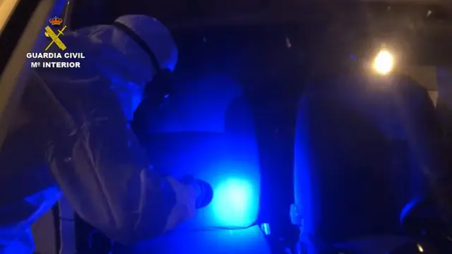 La Guardia Civil investigan en el interior del vehículo donde se produjo la agresión.