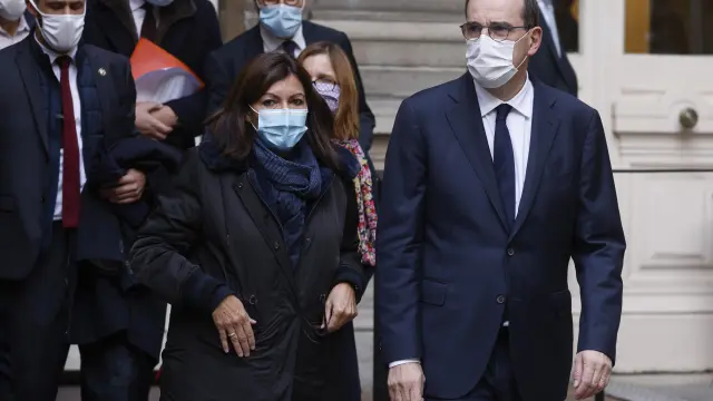 El primer ministro Jean Castex (derecha) junto a la alcaldesa de París, Anne Hidalgo, tras anunciar el toque de queda.